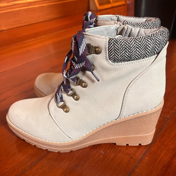 Maurice’s Size 10 NWT Women’s Light Grey Microsuede Booties / New Boots/ Wedges - Picture 2 of 8